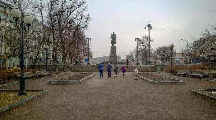 stillesittende monument til Gogol i Moskva